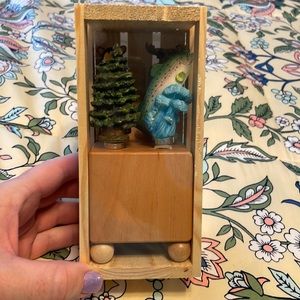 Lodge Themed Spreaders in their own Crate